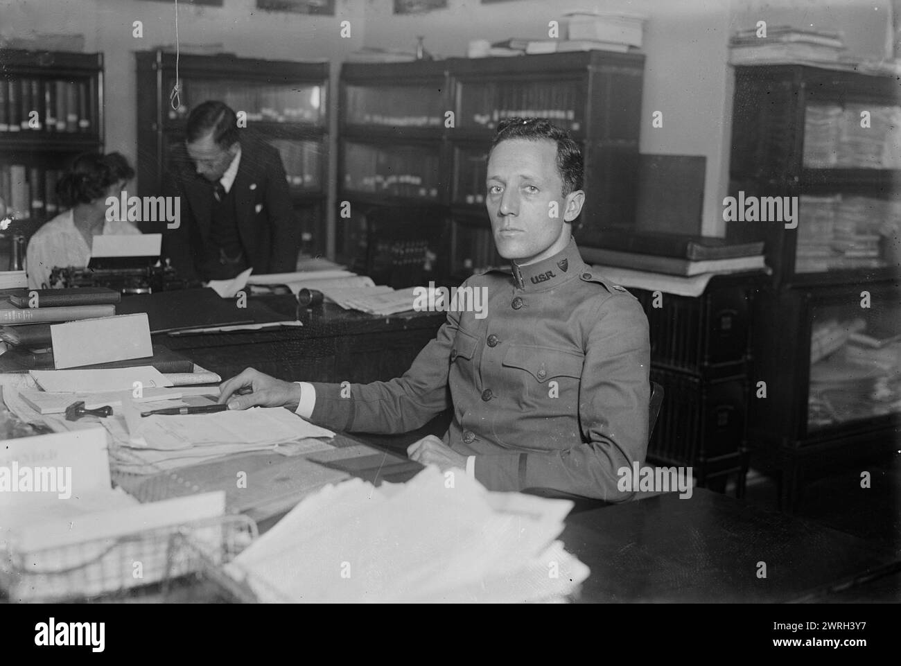 Major. Hunter S. Marston, 10 settembre 1917 (data creata o pubblicata successivamente). Banchiere Hunter S. Marston (1885-1979) che servì come ufficiale nell'esercito degli Stati Uniti durante la prima guerra mondiale Marston è probabilmente nel suo ufficio presso il quartier generale dell'esercito degli Stati Uniti per la divisione militare dell'Atlantico e il Dipartimento dell'Est, Governors Island, New York City. Foto Stock