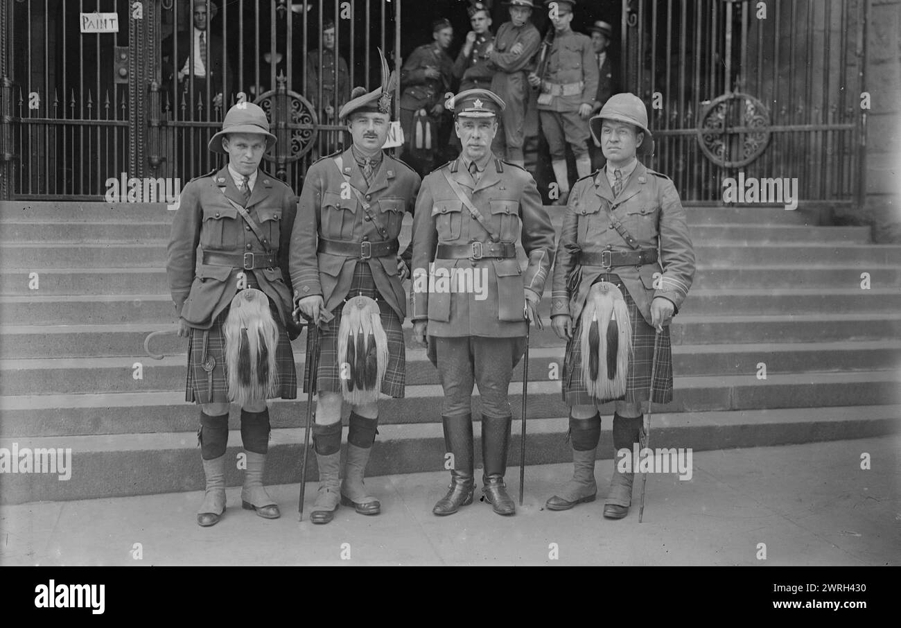 Lieut. Seely, tenente colonnello P.A. Guthrie, colonnello J.S. Denis [i.e. Dennis], capitano Black, luglio 1917. Ufficiali dei reggimenti canadesi Highlander fuori dal 71st Regiment Armory, Park Avenue (tra East 33rd e East 34th Street), New York City. I reggimenti Highlander erano negli Stati Uniti nel luglio del 1917 per la "British Recruiting Week" che incoraggiava l'arruolamento nella prima guerra mondiale Gli ufficiali includono il tenente H. A. Seeley, il colonnello Percy Albert Guthrie, il tenente J.S. Dennis e il capitano J.D. Black. Foto Stock