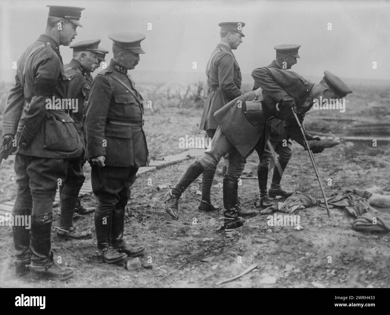 Re Alberto sul campo di battaglia, 16 maggio 1917. Un aiutante di campo del re Alberto i del Belgio che raccolse un souvenir sul campo di battaglia della somme vicino a Pozieres, in Francia, il 16 maggio 1917. Re Alberto i e il generale Hubert Gough, il comandante britannico della Quinta Armata, stanno sullo sfondo. Foto Stock