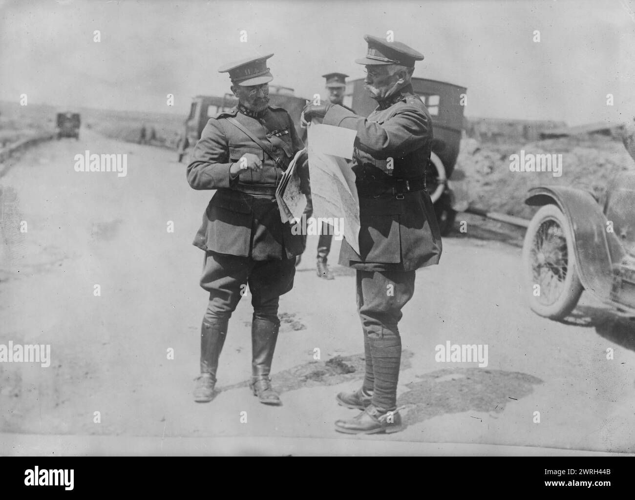 Ufficiali belgi, 1917. Generali belgi che studiano una mappa durante la visita di Alberto i, re dei belgi, sul fronte occidentale, 15 maggio 1917 durante la prima guerra mondiale Foto Stock