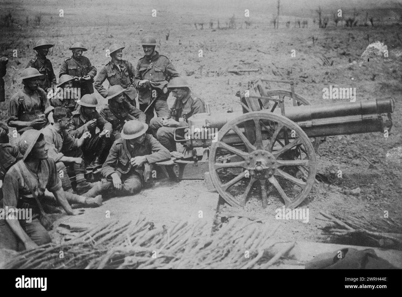 British &amp; cannone catturato, 10 giugno 1917. Soldati britannici con un cannone tedesco catturato (7,7 cm FK 96 n.A.) vicino a Wytschaete, Belgio, durante la battaglia di Messines durante la prima guerra mondiale, il 10 giugno 1917. Foto Stock