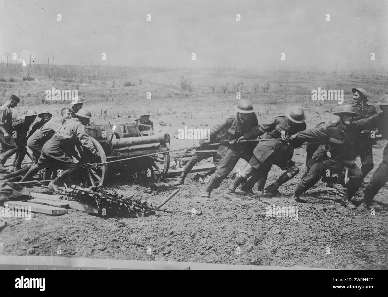 British &amp; catturata pistola tedesca vicino a Wytschaete, 10 giugno 1917. Soldati britannici con un cannone tedesco catturato (7,7 cm FK 96 n.A) vicino a Wytschaete (Wijtschate), Belgio, 10 giugno 1917, durante la Battaglia di Messines durante la prima guerra mondiale Foto Stock