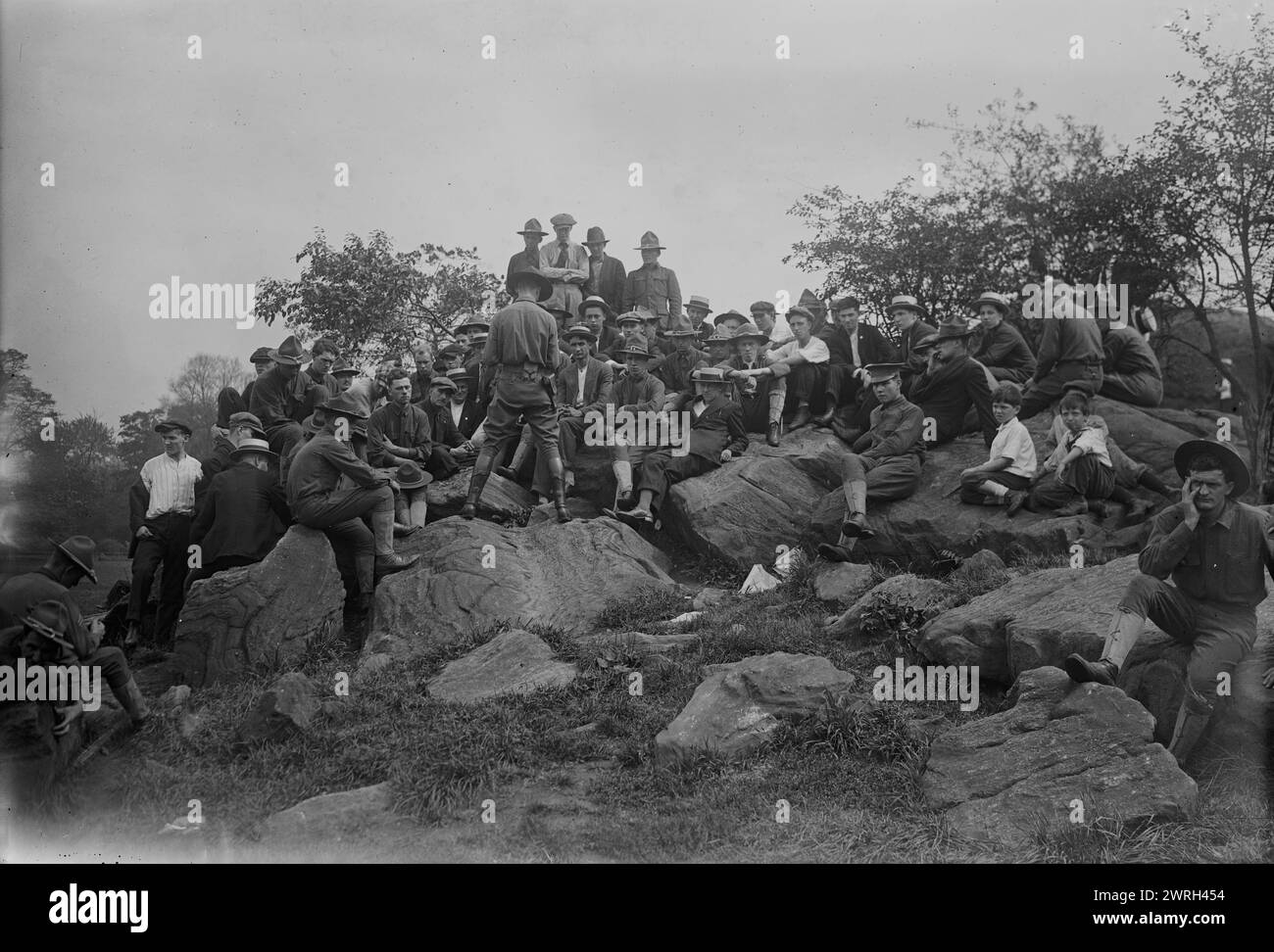 Reading War Laws to 12th Regiment, 20 luglio 1917 (data creata o pubblicata successivamente). Ufficiale che legge le leggi di guerra al 12th Regiment della New York National Guard a Central Park durante la prima guerra mondiale Foto Stock