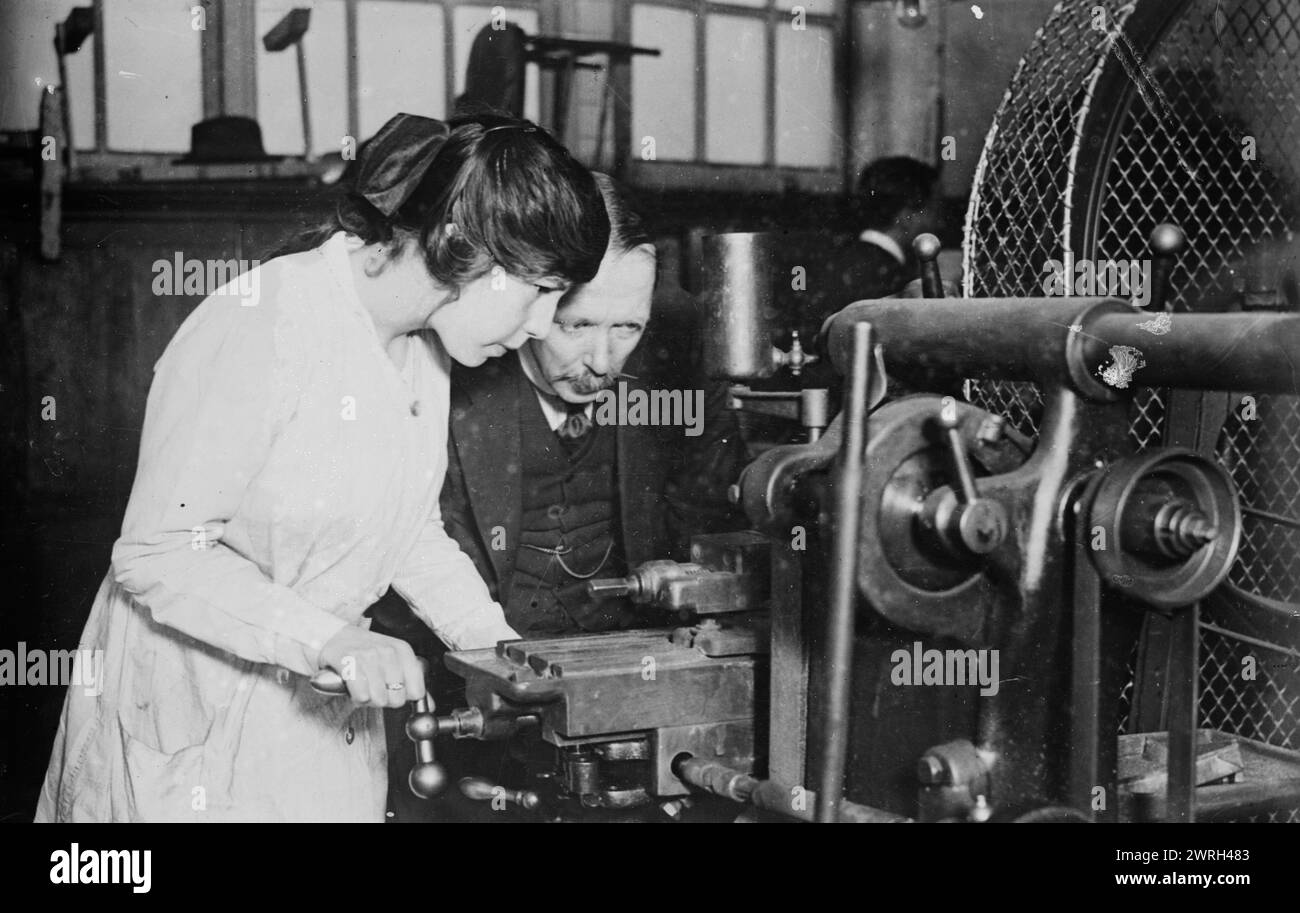 L.C.C. Tech Institute, Munitions Class, maggio 1917. Una donna che riceve un addestramento nel lavoro a macchina in una classe di munizioni offerta dal London County Council nel maggio 1917 durante la prima guerra mondiale, in Inghilterra. Foto Stock