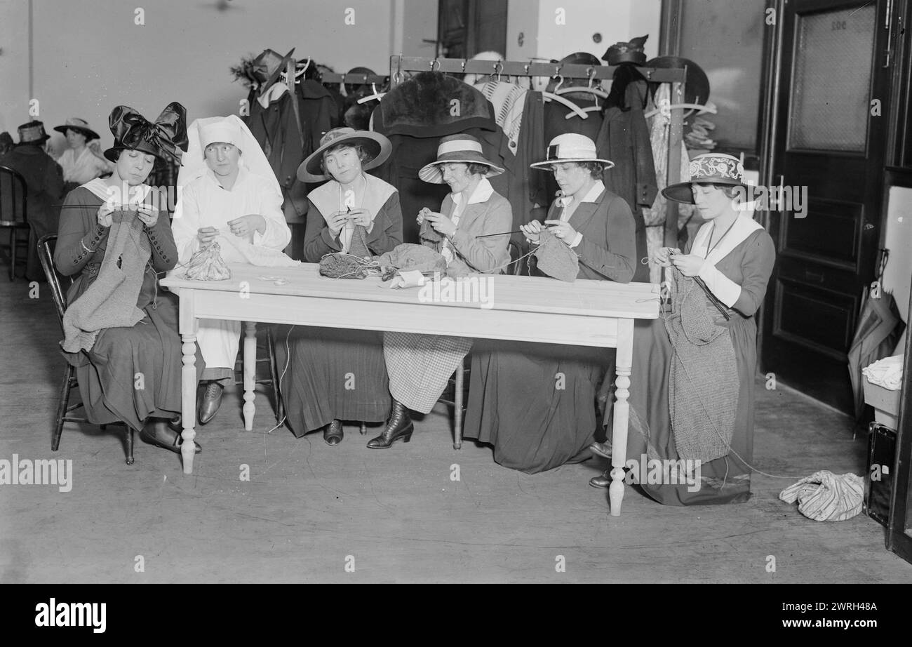 Helen Ware, Grace Schnebe, Chrystal Hearn, Frances Starr, Gladys Hanson, Lucy Weston, maggio 1917. Attrici Helen (Remer) Ware (1877-1939), Grace Schnebbe (Mrs. Howard Schnebbe), Lucy Weston e altri che lavorano a maglia per i soldati durante la prima guerra mondiale come parte del progetto Stage Women's War Relief a New York City. Foto Stock
