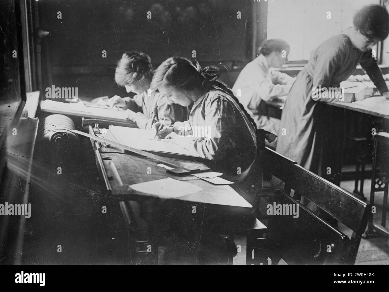 London Common Council Tech., Lessons in Tracing, maggio 1917. Donne che ricevono una formazione nel lavoro a macchina in una classe di munizioni offerta dal London County Council nel maggio 1917 durante la prima guerra mondiale Foto Stock