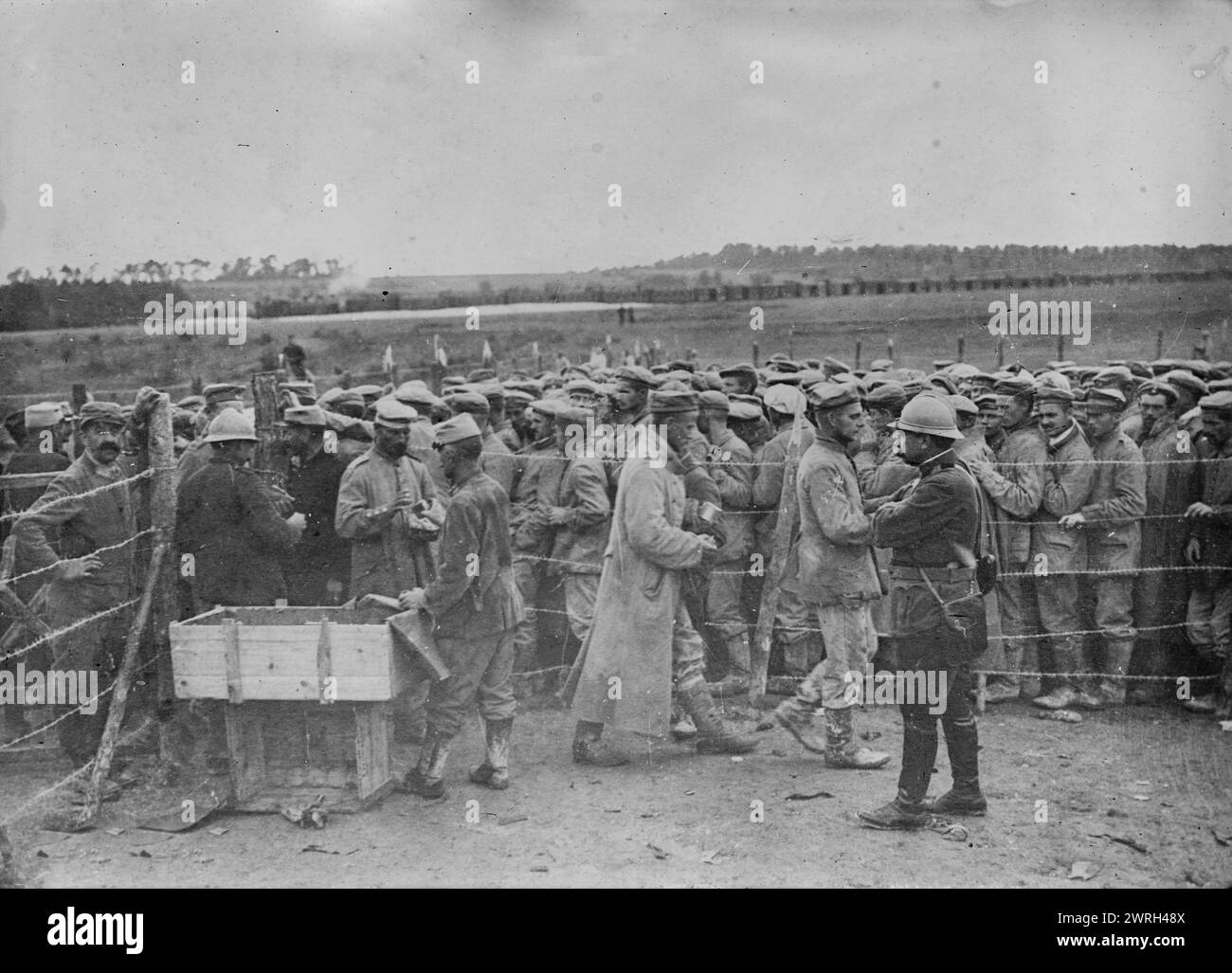 Prigionieri tedeschi in Francia, tra il 1914 e il 1918. Prigionieri tedeschi, possibilmente ricevendo cibo o rifornimenti dal personale del campo in Francia durante la prima guerra mondiale Foto Stock