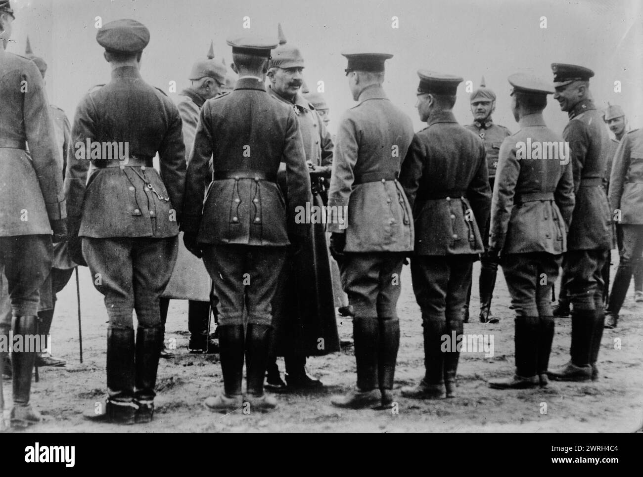 Kaiser dà croce di ferro agli aviatori, tra il 1914 e il 1915. Kaiser Guglielmo II di Germania (1859-1941) che conferisce la medaglia di ferro agli aviatori durante la prima guerra mondiale Foto Stock