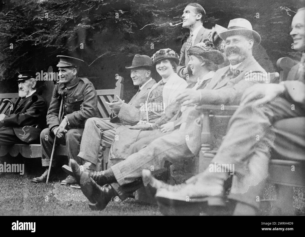 Mrs. Marsh Entertaining Wounded, Warwick Castle, 6 ottobre 1915 (data creata o pubblicata successivamente). Mrs. Agnes Power Marsh, moglie di Henry Wheelwright Marsh al castello di Warwick con soldati feriti nella prima guerra mondiale Foto Stock