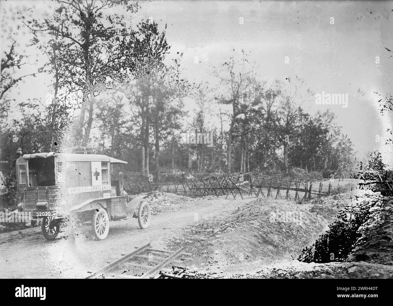 Ambulanza americana vicino a Les Eparges, tra il c1915 e il 1918. Un'ambulanza americana vicino a Les e&#xb4;Parges, Francia durante la prima guerra mondiale Foto Stock