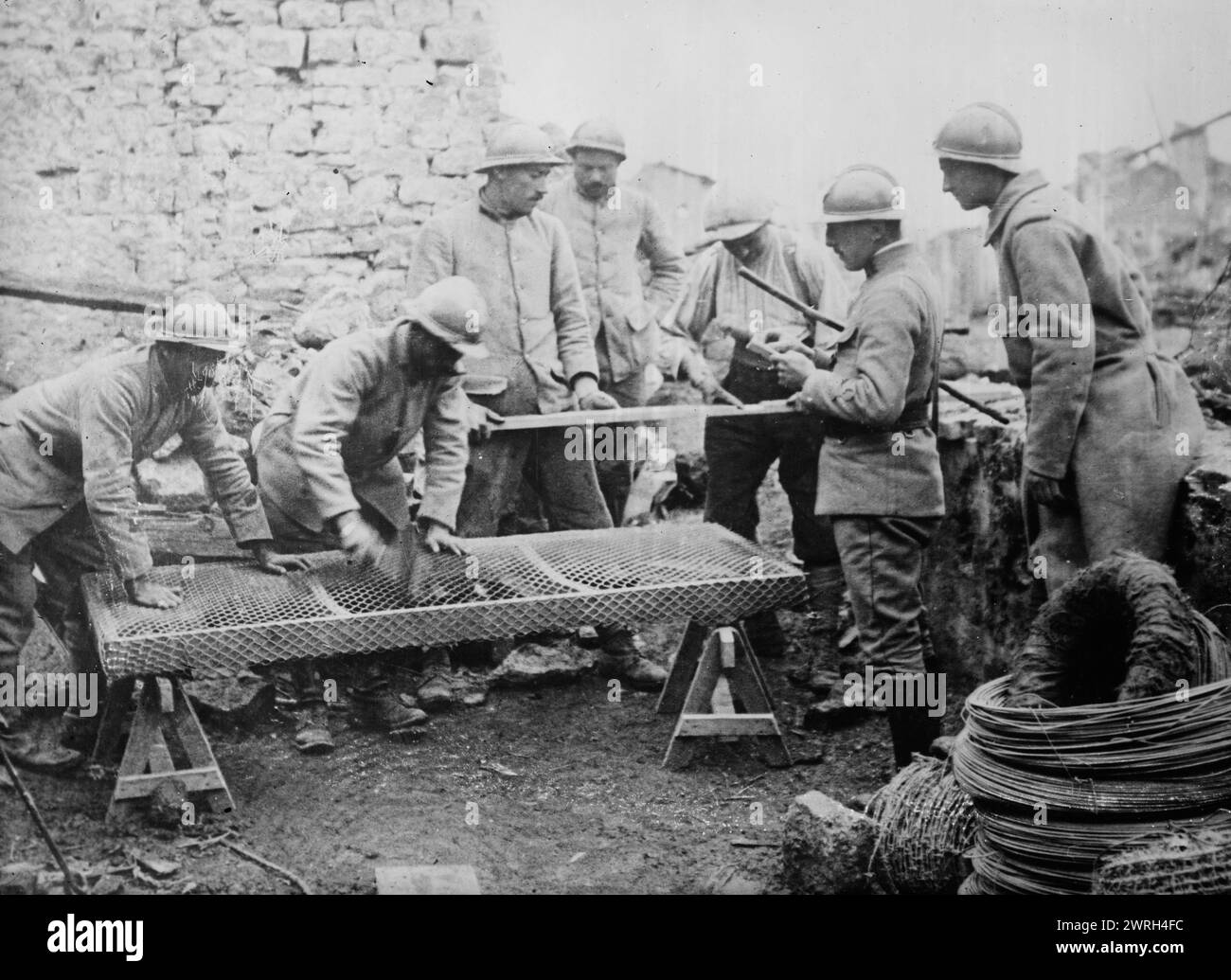 Poilus produce materassi, tra c1915 e c1918. Soldati francesi che fabbricano materassi durante la prima guerra mondiale Foto Stock