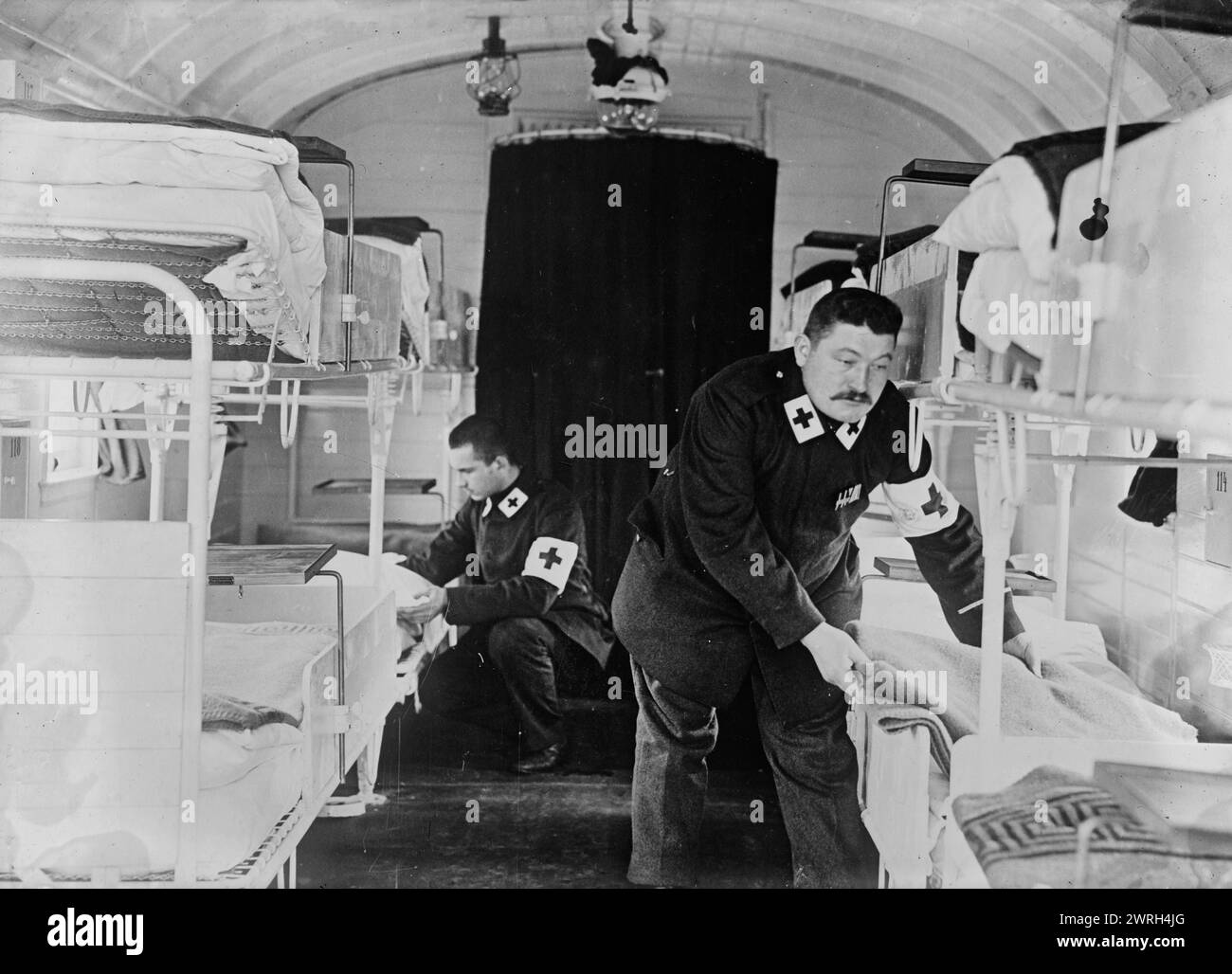 Camera da letto nel Kaiserin's Hospital Train, tra il c1914 e il c1915. Una stanza sul treno ospedaliero del Kaiserin Augusta Victoria (moglie di Guglielmo II di Germania) durante la prima guerra mondiale Foto Stock