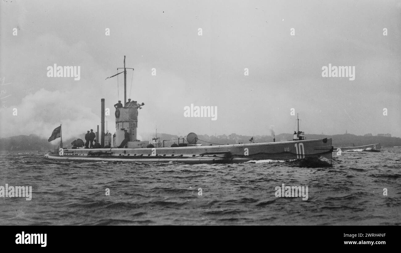 Sottomarino "U-10" a piena velocità, tra c1914 e c1915. Il sommergibile tedesco U-10 che servì nella prima guerra mondiale Foto Stock