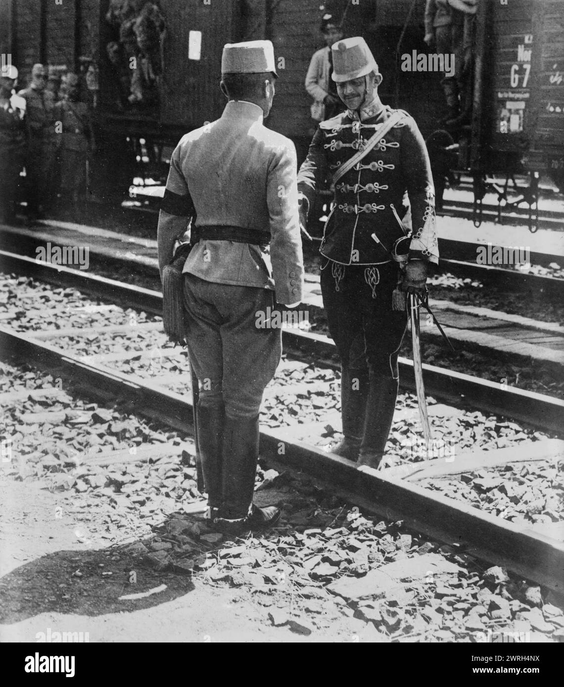 Karl Franz Josef, tra c1910 e c1915. Carlo Francesco Giuseppe (Carlo i d'Austria) (1887-1922) con un soldato durante la prima guerra mondiale Foto Stock