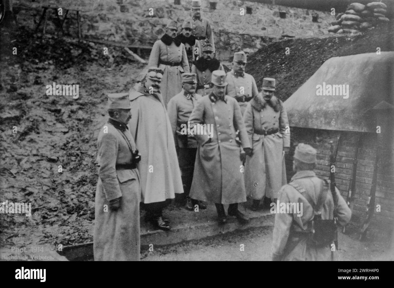 Karl Franz Josef nel forte di Przemysl, 1914 (data creata o pubblicata successivamente). Carlo Francesco Giuseppe (Carlo i d'Austria) (1887-1922) visitò la fortezza di Przemysl, Przemysl, l'Impero austro-ungarico (ora in Polonia) durante la prima guerra mondiale Foto Stock