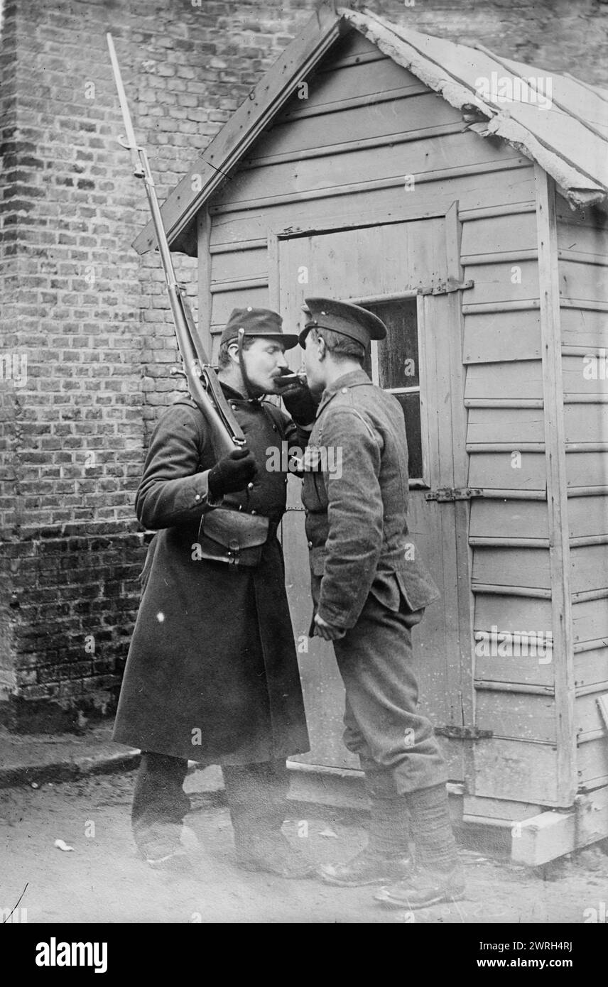 FEU, S'il vous plait, British &amp; French at e&#xb4;taples, tra 1914 e c1915. Soldato britannico e francese che accende una sigaretta a e&#xb4;taples, Francia durante la prima guerra mondiale Foto Stock