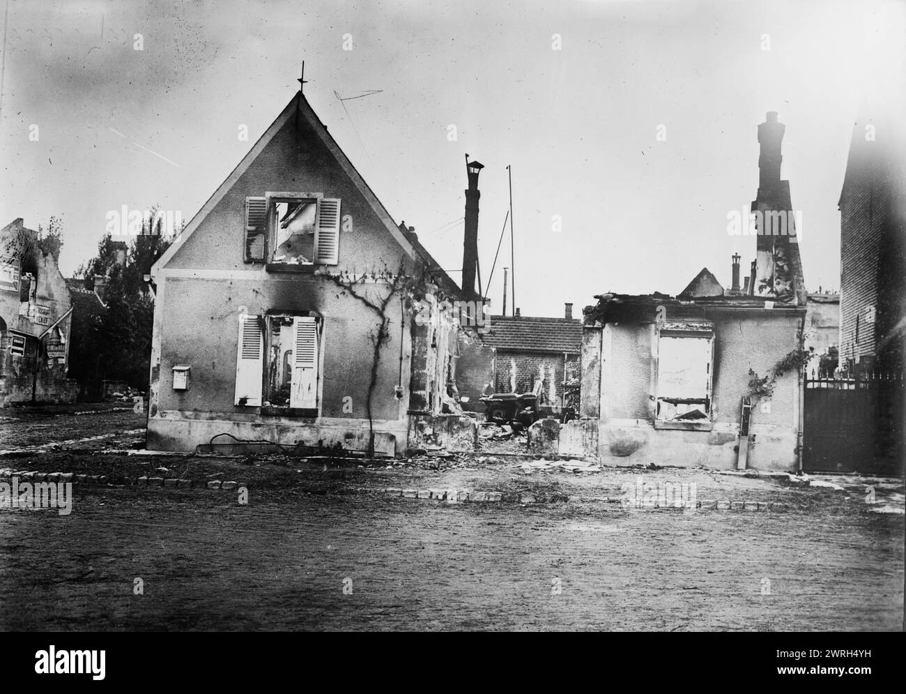Casa bruciata dai tedeschi, Choisy Au Bac, 16 novembre 1918 (data creata o pubblicata più tardi). Una casa bruciata dai soldati tedeschi in Francia durante la prima guerra mondiale Foto Stock
