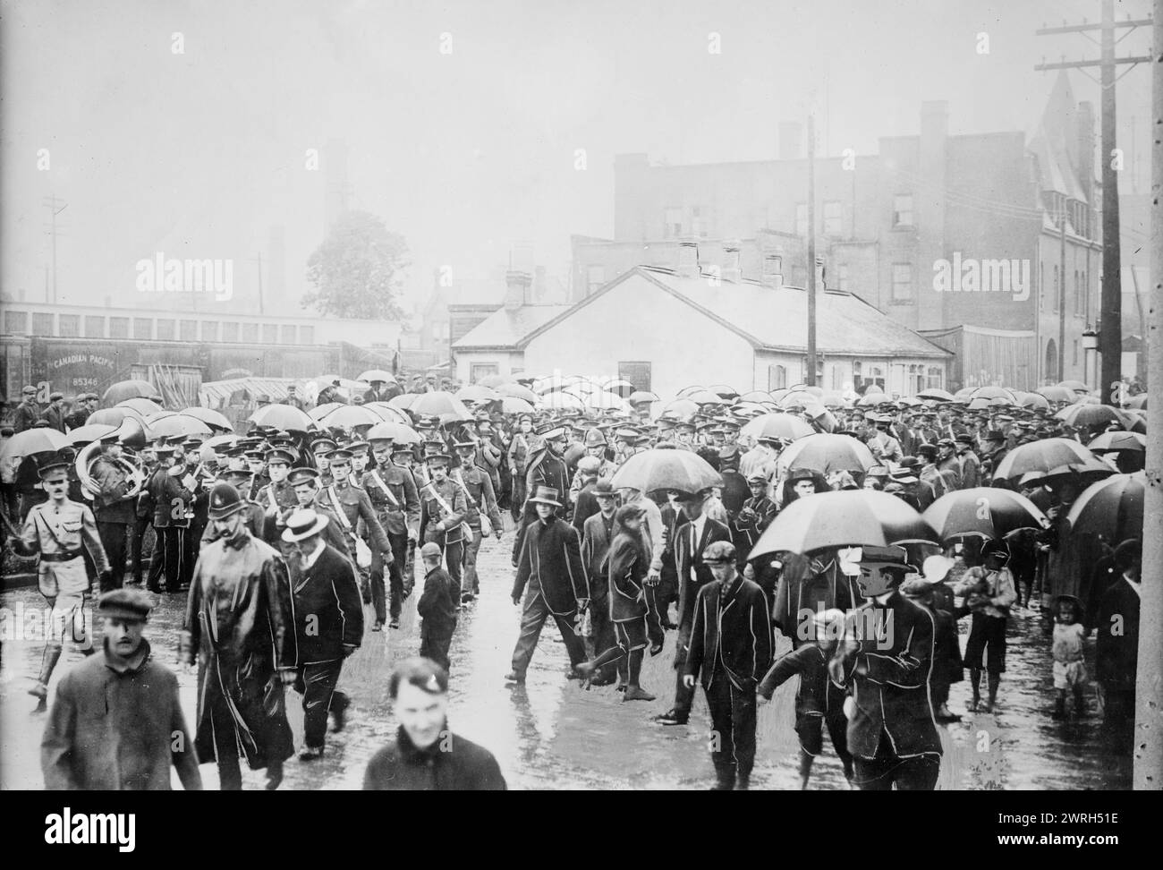 17th Reg't [cioè, Regiment] lasciando Toronto, tra c1914 e c1915. Folla che guarda i soldati canadesi del 17th Regiment a Toronto, Canada, durante la prima guerra mondiale Foto Stock