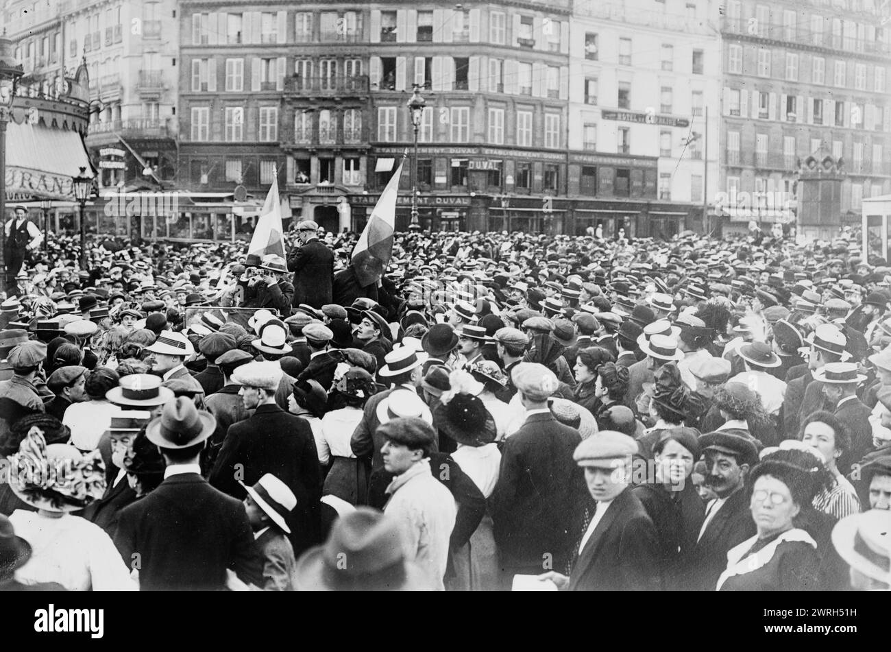 Riservisti alla Gare de l'Est, Parigi, tra la c1914 e la c1915. Riservisti e folla alla Gare de Paris-Est (stazione ferroviaria), Parigi durante l'inizio della prima guerra mondiale Foto Stock