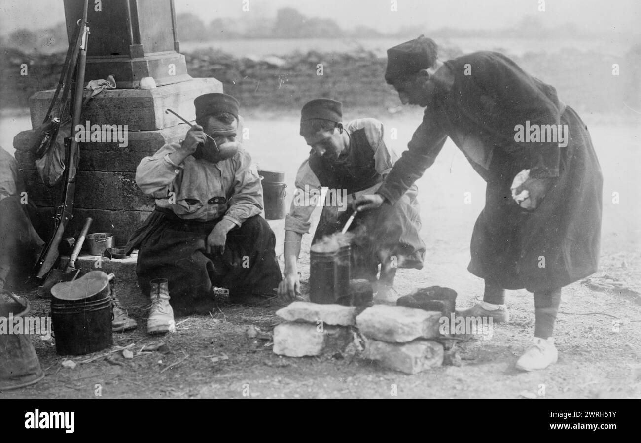 Zouaves francesi che bevono qualcosa, tra c1914 e c1915. Soldati dello Zoave francese che bevono con i mestoli, all'inizio della prima guerra mondiale Foto Stock