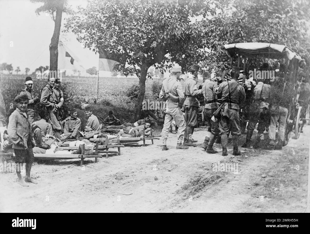 Ambulanza austriaca, tra c1914 e c1915. Soldati austriaci con un'ambulanza in strada durante la prima guerra mondiale Foto Stock