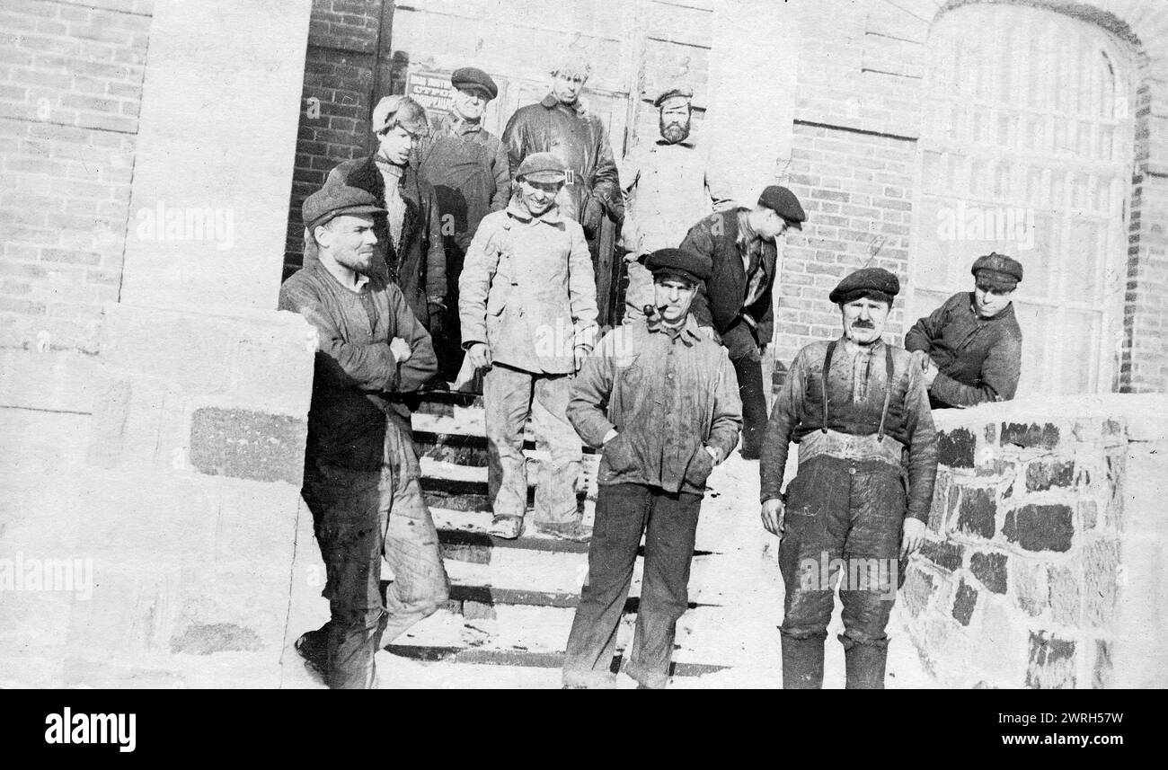 Coke Chemical Complex - negozio elettromeccanico, 1923. La colonia industriale autonoma "Kuzbass" fu creata nel 1921. Fu organizzata da lavoratori americani, che si assunsero l'obbligo di invitare dagli Stati Uniti e dall'Europa occidentale circa ottomila lavoratori qualificati e specialisti per industrializzare il Kuzbass. Il governo sovietico consegnò ai coloni un certo numero di pozzi minerari di Kemerovo e una cokeria incompiuta. Per reclutare volontari per lavorare in Siberia, fu aperto un "Kuzbass Bureau" nel mezzo di New York, e un bollettino informativo cominciò ad essere p Foto Stock