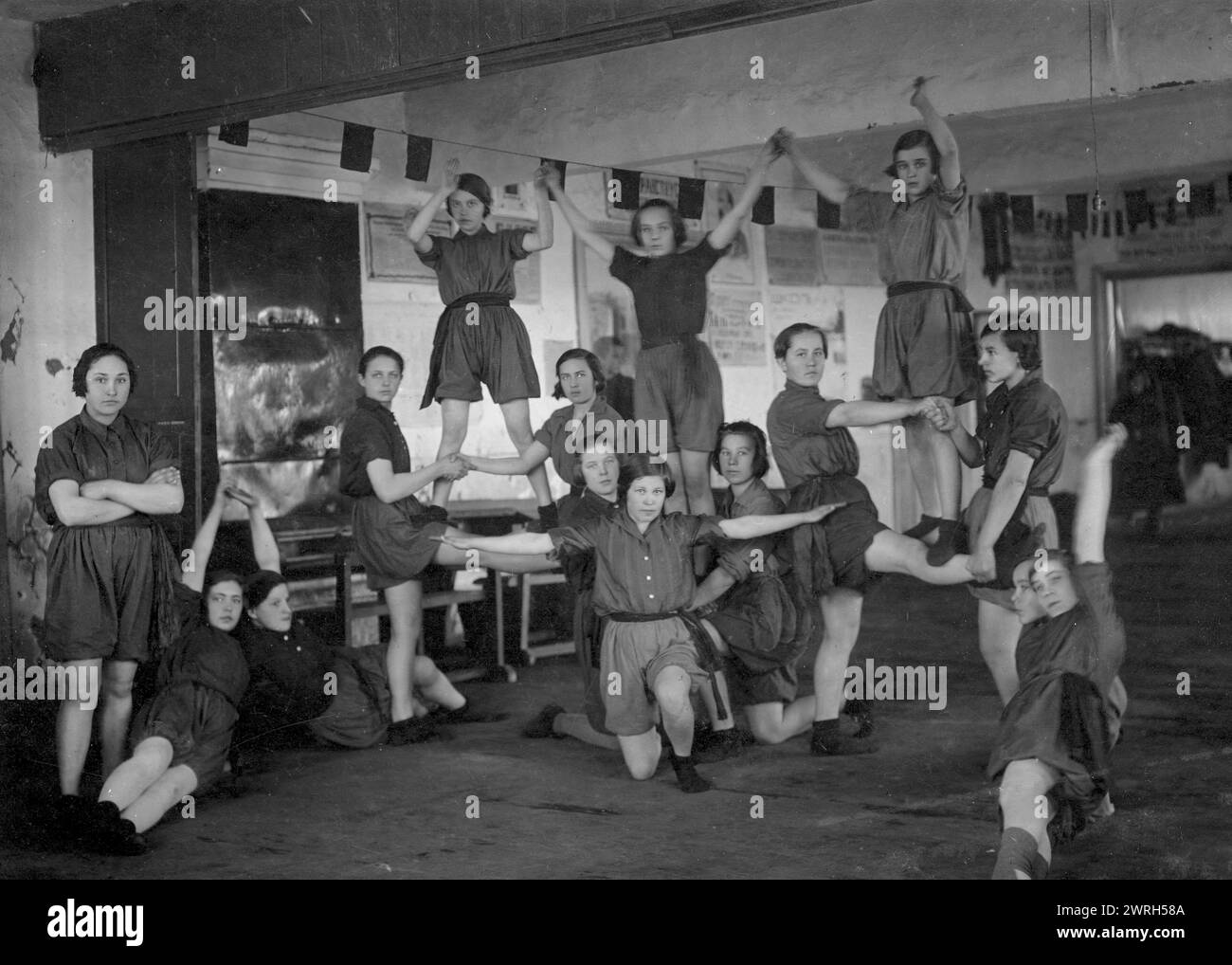 Cherepanovskaya scuola di nove anni con pedagogo, 1927. Da una collezione di 153 fotografie e documenti tratti dagli archivi personali di persone che vivevano nella città di Berdsk tra la fine del XIX e l'inizio del XX secolo. La collezione offre scorci sulla vita quotidiana, sull'atmosfera e sulle attività di Berdsk, un importante centro di lavorazione del grano a quel tempo. Le fotografie mostrano gruppi di studenti e insegnanti, mulini locali, persone che lavorano nell'agricoltura e nell'industria, soldati, bambini e giovani. La maggior parte sembra risalire all'inizio dell'era sovietica. I documenti includono biglietti, rapporto Foto Stock