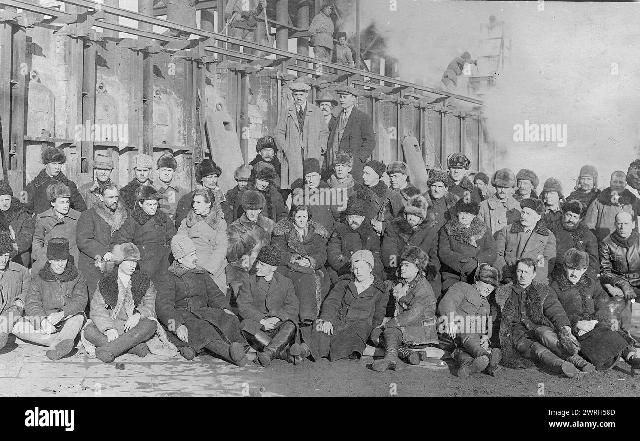 Complesso coke-Chemical. Cerimonia di apertura, 1924. La colonia industriale autonoma "Kuzbass" fu creata nel 1921. Fu organizzata da lavoratori americani, che si assunsero l'obbligo di invitare dagli Stati Uniti e dall'Europa occidentale circa ottomila lavoratori qualificati e specialisti per industrializzare il Kuzbass. Il governo sovietico consegnò ai coloni un certo numero di pozzi minerari di Kemerovo e una cokeria incompiuta. Per reclutare volontari per lavorare in Siberia, fu aperto un "Kuzbass Bureau" nel mezzo di New York, e un bollettino informativo cominciò ad essere pubblicato Foto Stock