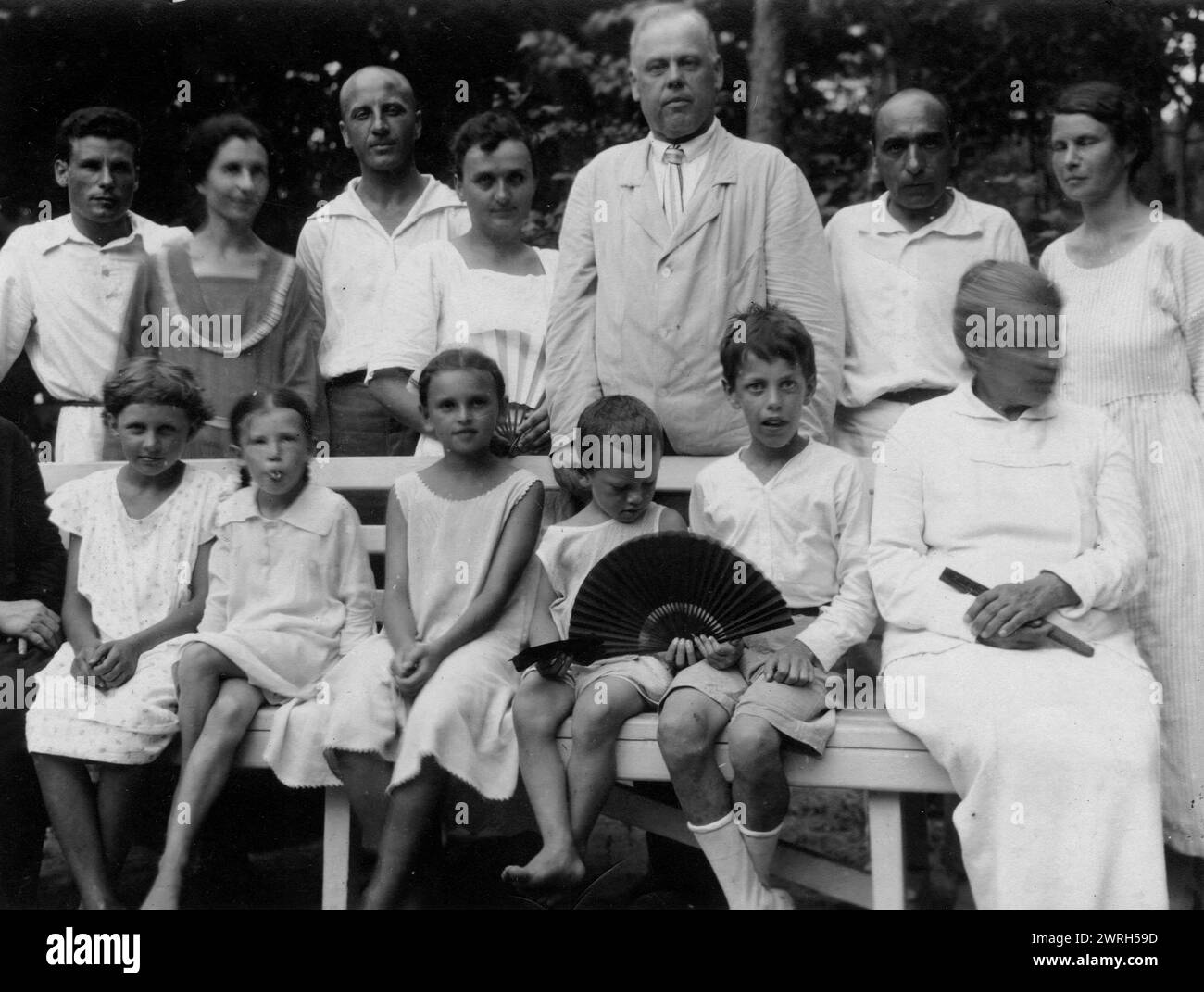 I Briners stanno visitando la dacia dei Vstovskij, 1925. Da una collezione di 82 foto dall'archivio di Yul Brynner (1920-85), il famoso attore di Hollywood, vincitore dell'Oscar e nativo di Vladivostok, conservate nel V.K. Arseniev Primorsky Regional Unified Museum di Vladivostok. Yul Brynner, il cui vero nome era Iulii Borisovich Briner, era il nipote dell'uomo d'affari Vladivostok e figura pubblica della fine del XIX e XX secolo Iulii Ivanovich Briner (1849-1920), proprietario delle miniere di piombo e zinco a Tetiukh (oggi Dalnegorsk) e la compagnia di navigazione e le riparazioni navali Foto Stock