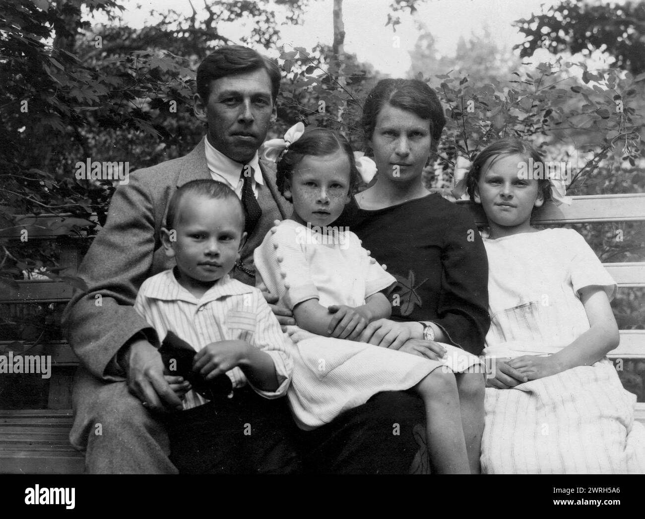 Briner Julius con sua zia vera Dmitrievna Briner, zio Felix Yulievich Briner, con le sue sorelle vera e Irina, 1924 anni. Da una collezione di 82 foto dall'archivio di Yul Brynner (1920-85), il famoso attore di Hollywood, vincitore dell'Oscar e nativo di Vladivostok, conservate nel V.K. Arseniev Primorsky Regional Unified Museum di Vladivostok. Yul Brynner, il cui vero nome era Iulii Borisovich Briner, era il nipote dell'uomo d'affari Vladivostok e figura pubblica della fine del XIX e XX secolo Iulii Ivanovich Briner (1849-1920), proprietario delle miniere di piombo e zinco a Tetiukh Foto Stock