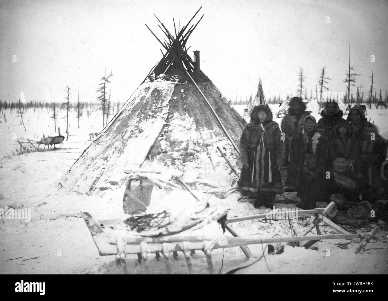 Un gruppo di Dolgani della provincia di Yenisei nella tenda, 1925. Da una collezione che comprende più di duecento fotografie scattate durante spedizioni scientifiche nelle regioni più remote della Siberia tra la fine del XIX e l'inizio del XX secolo. Questa selezione illustra la vita di sette gruppi indigeni della Siberia orientale: KET, Dolgans, Buryat, Yakuts, persino, Evenks e Toffalars. Museo statale di storia regionale e Folklife di Novosibirsk Foto Stock