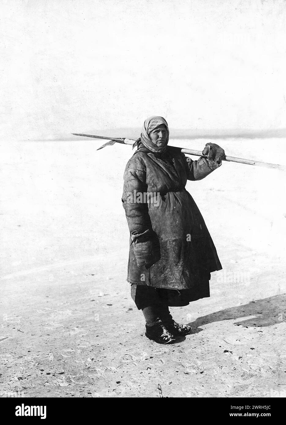 Una contadina di Angarsk va a controllare le ouds, 1911. Da una collezione che comprende più di quattrocento fotografie della vita quotidiana nella provincia di Yenisei nel tardo periodo zarista. Le fotografie includono contadini, cosacchi e funzionari di alto rango. Museo di storia regionale e Folklife di Krasnoiarsk Foto Stock