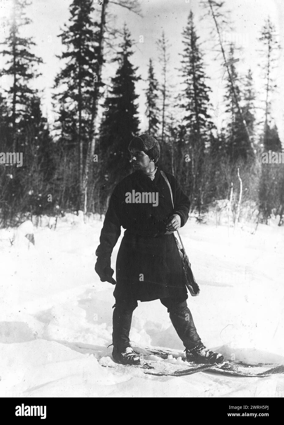 Un contadino che è andato a caccia, 1911 anni. Da una collezione che comprende più di quattrocento fotografie della vita quotidiana nella provincia di Yenisei nel tardo periodo zarista. Le fotografie includono contadini, cosacchi e funzionari di alto rango. Museo di storia regionale e Folklife di Krasnoiarsk Foto Stock