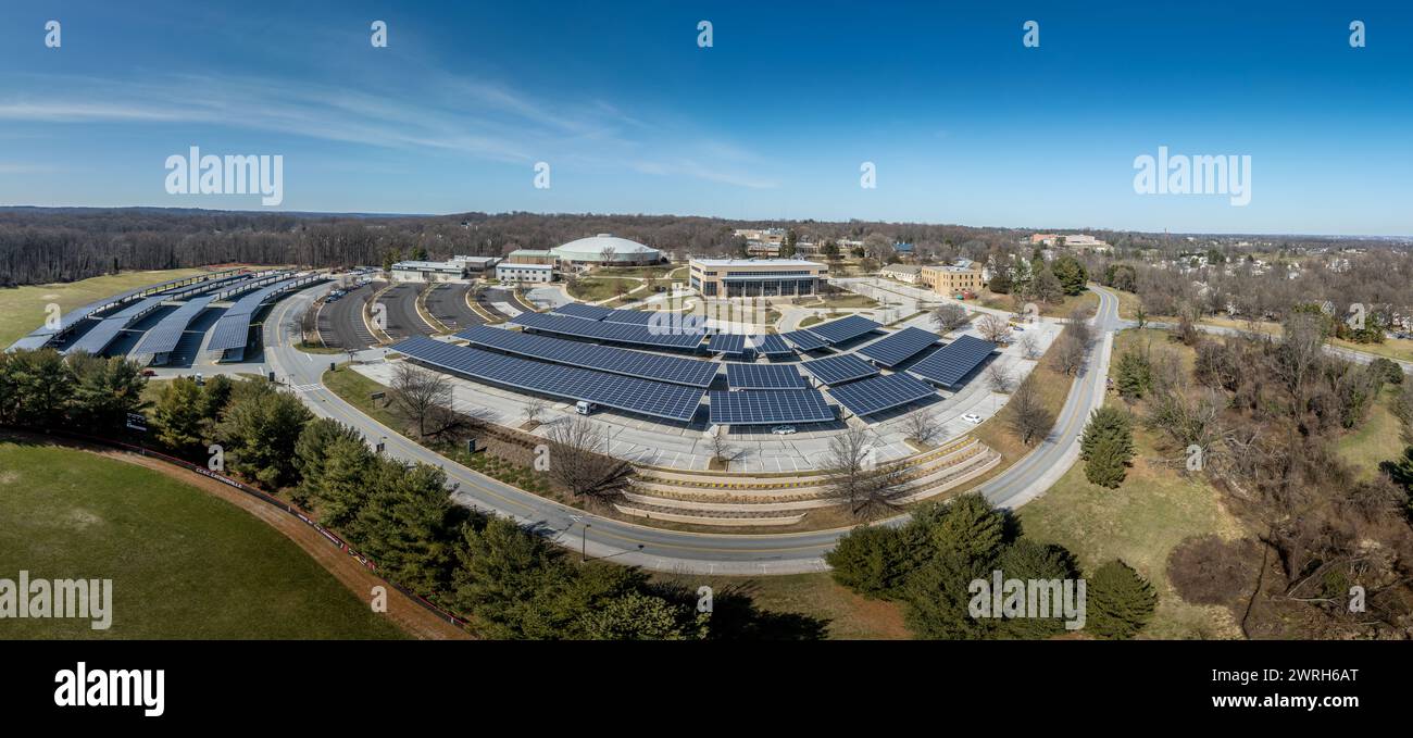 Vista aerea del Community College of Baltimore County Catonsville, con parcheggi coperti con pannelli solari, centro fitness e corsi di formazione Foto Stock