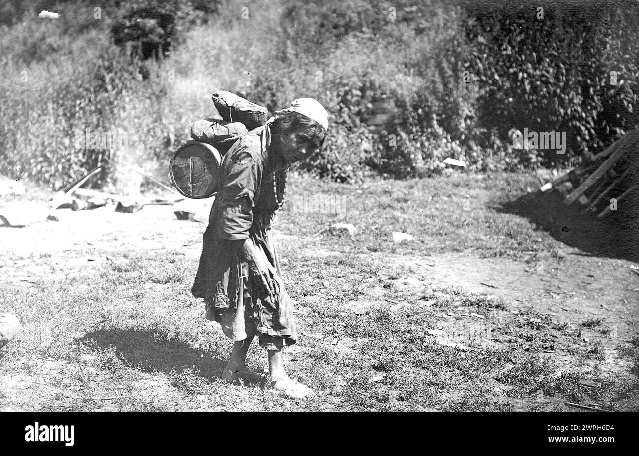 Shoria donna che trasporta un carico, 1913 anni. Da una collezione di 109 fotografie scattate durante una spedizione topografica del 1913 nella Shoria di Gornaia nella regione dell'Altai e un'altra spedizione topografica nella regione di Mrasskii, nel distretto di Kuznetskii (parte centrale della Shoria di Gornaia). Le fotografie riflettono sia le attività di spedizione che la vita delle persone in questa regione. Museo statale di studi regionali di Altai Foto Stock