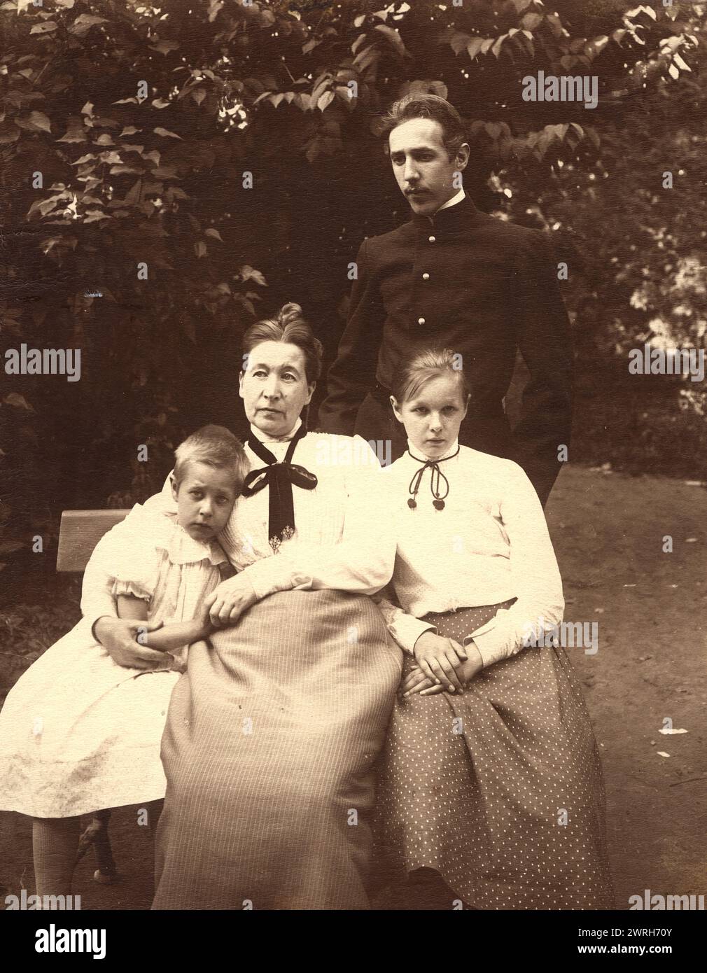 Michail Alekseevich Pavlov con sua madre Maria Tikhonovna e le sorelle Maria e vera, 1900. Dall'archivio di famiglia del famoso geologo Mikhail Alekseevich Pavlov (1884-1938). Le fotografie risalgono al 1875-1929. Essi raffigurano le spedizioni geologiche di Pavlov in Siberia e in Estremo Oriente, i partecipanti alla spedizione, le vedute della natura, Pavlov durante i suoi anni scolastici e universitari, e i membri della sua famiglia in vari anni. Museo regionale unificato V.K. Arseniev Primorsky Foto Stock