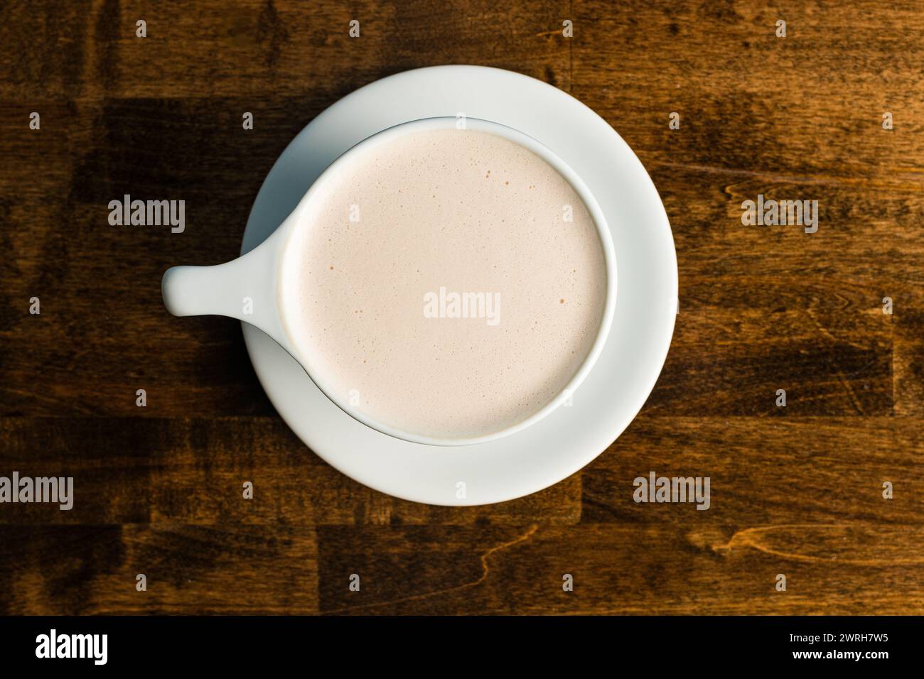 Chai latte in una tazza bianca Foto Stock