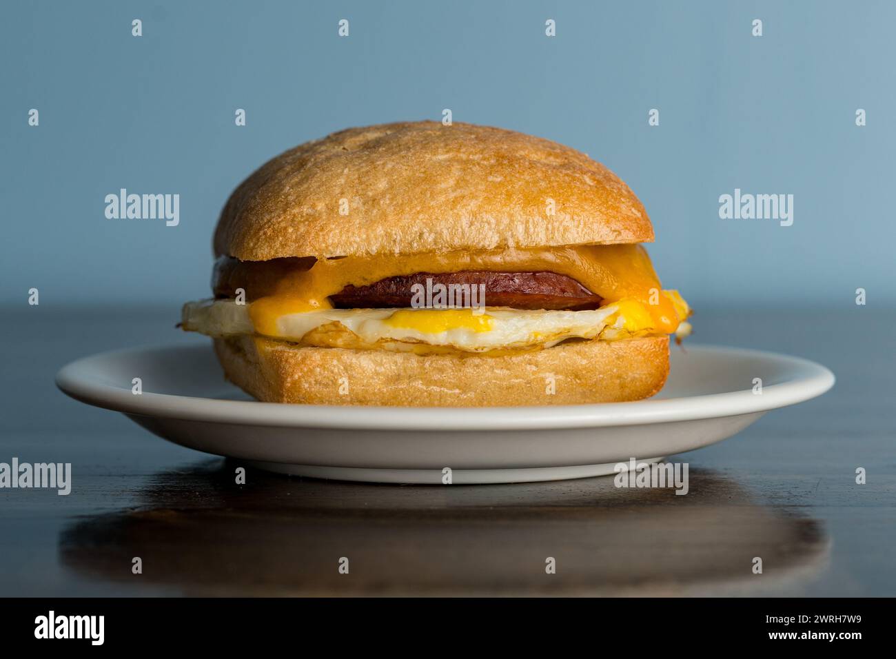 Sandwich con salsiccia, uova e formaggio Foto Stock
