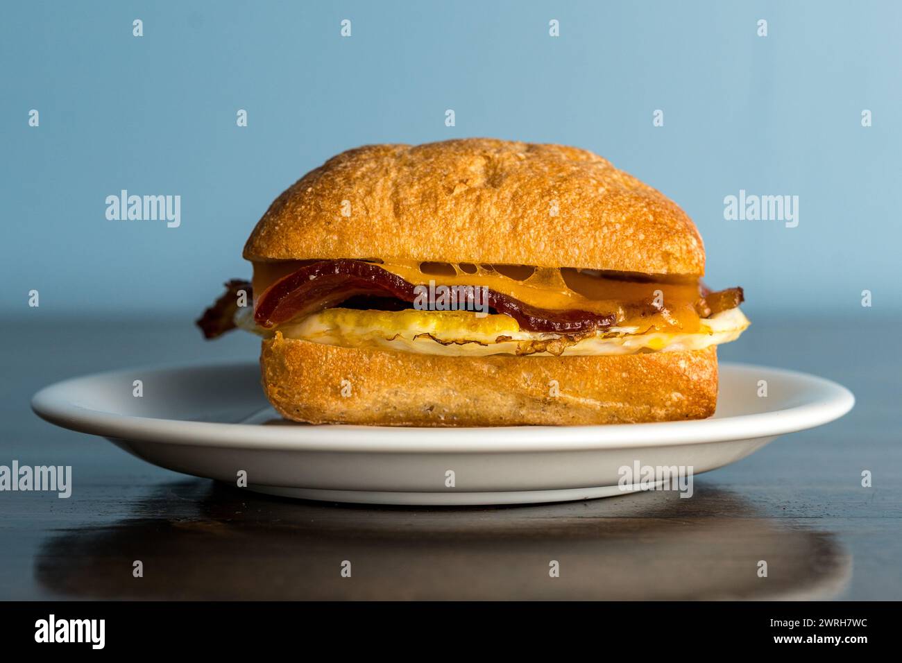 Panino con pancetta, uova e formaggio Foto Stock