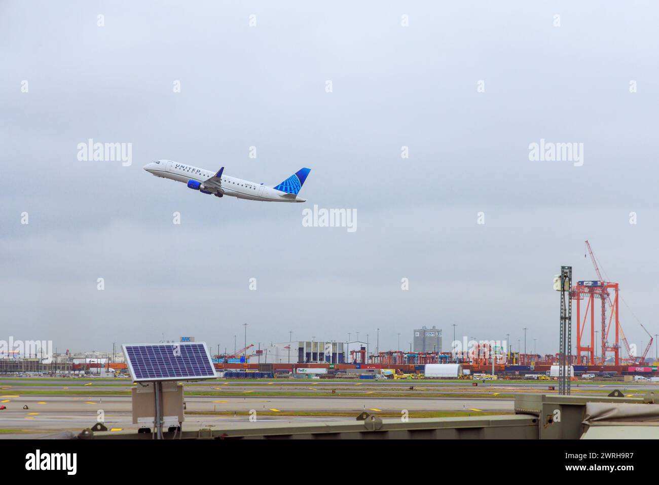 30 ottobre 2023 EWR Newark NJ US United Airlines in aeroporto, l'aereo passeggeri decolla dalla pista Foto Stock