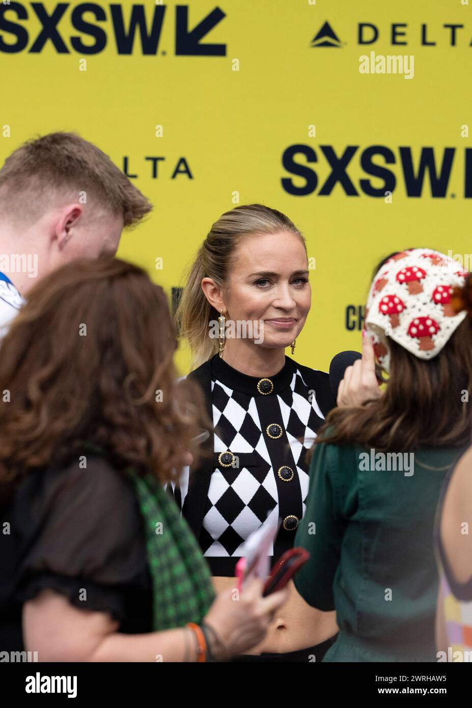 L'attrice EMILY BLUNT, che interpreta Jody Moreno nel nuovo film "The Fall Guy", cammina sul tappeto rosso fuori dal Paramount Theater nel centro di Austin alla prima mondiale del film durante il festival South by Southwest (SXSW) il 12 marzo 2024. Crediti: Bob Daemmrich/Alamy Live News Foto Stock