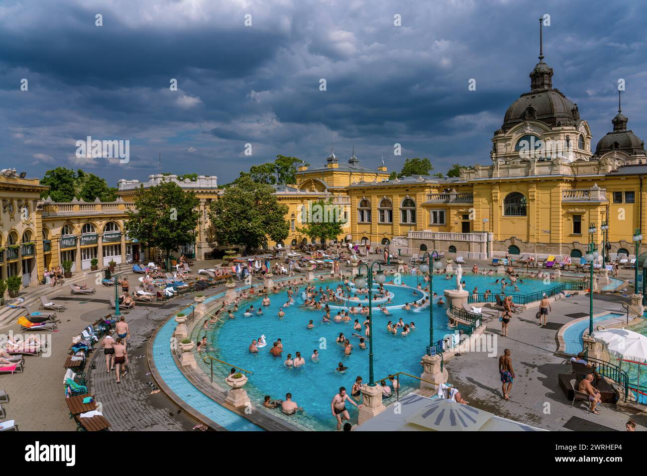 Si tratta di una vista dei bagni Szechenyi, una popolare spa e famosa destinazione turistica il 7 giugno 2022 a Budapest, Ungheria Foto Stock