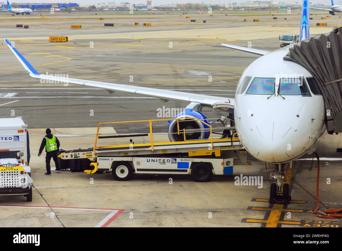 30 ottobre 2023 EWR Newark NJ US United Airlines controllo delle condizioni dell'aereo prima del volo, manutenzione dell'aeromobile in aeroporto Foto Stock
