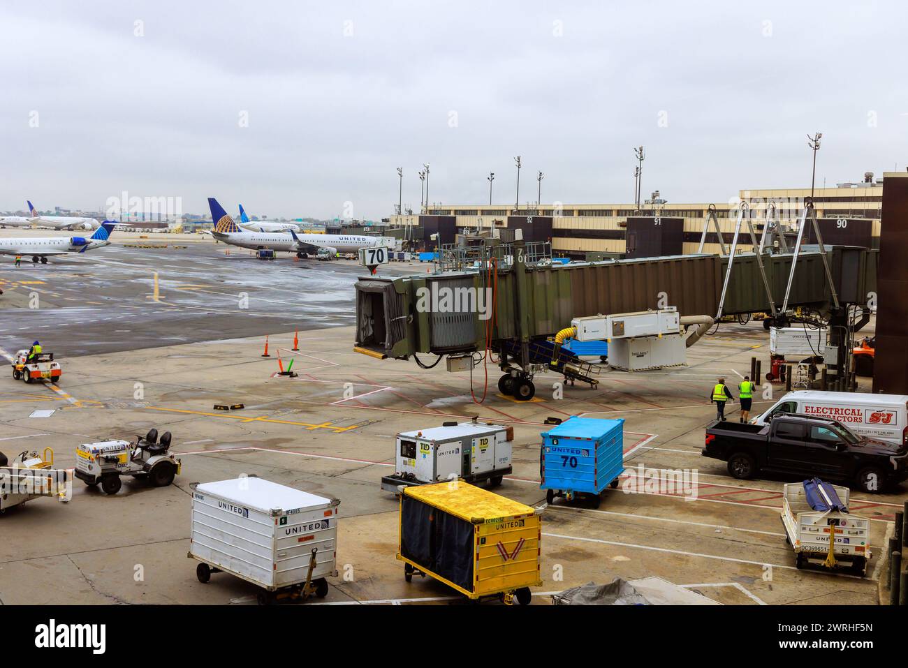 30 ottobre 2023 gli aeromobili EWR Newark NJ US United Airlines vengono controllati prima del volo, la manutenzione viene eseguita in aeroporto Foto Stock