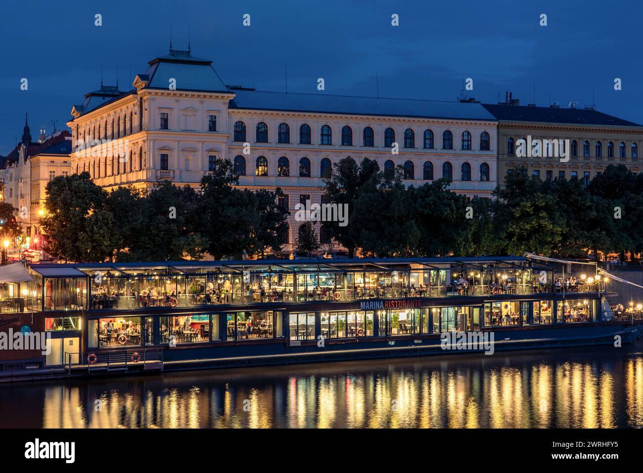 Vista di un ristorante di barche vicino al Ponte Carlo lungo il fiume Moldava su Auguat 13, 2022 a Praga, Repubblica Ceca Foto Stock