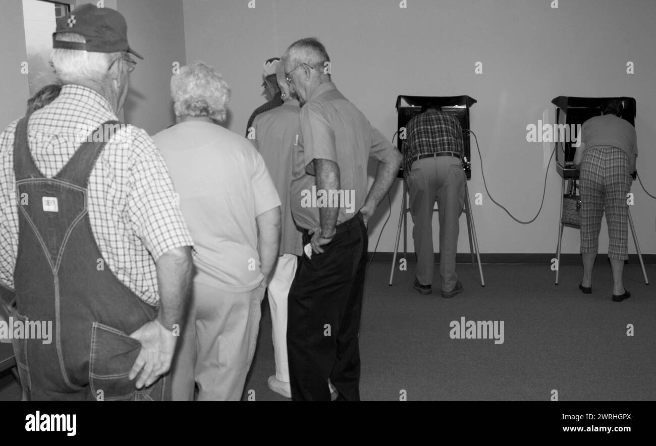 La gente di attendere in linea per votare in Lancaster SC USA Foto Stock