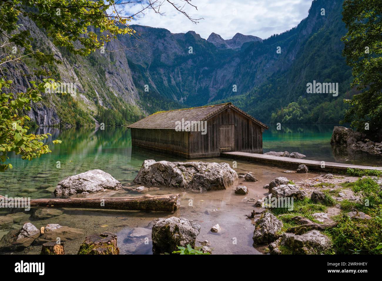 Vista di una capanna in legno sul lago Obersee Foto Stock