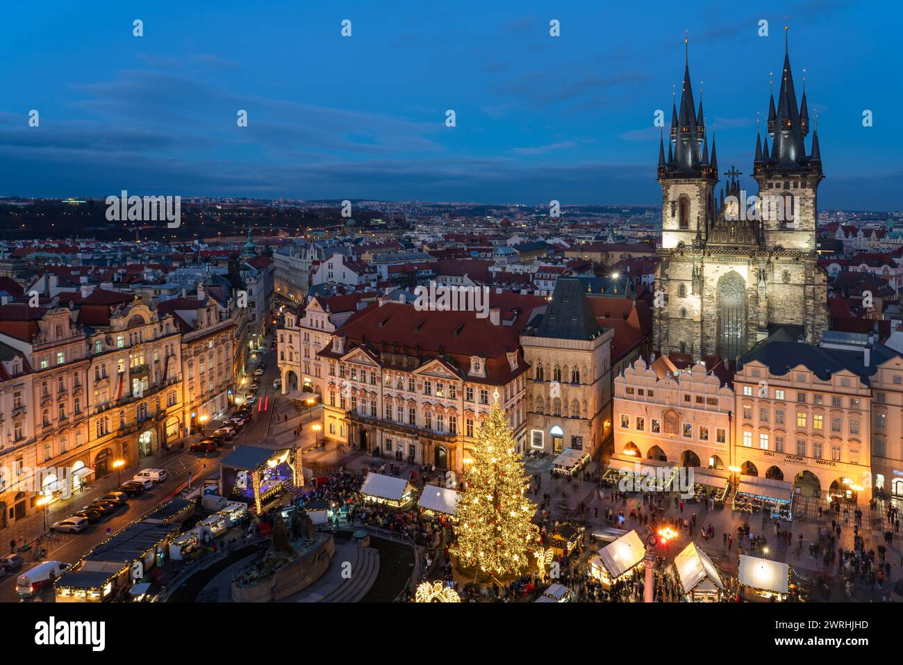 Si tratta di una vista serale della Piazza della città Vecchia durante il mercatino di Natale, un momento popolare per visitare la città l'8 dicembre 2022 a Praga, Repubblica Ceca Foto Stock