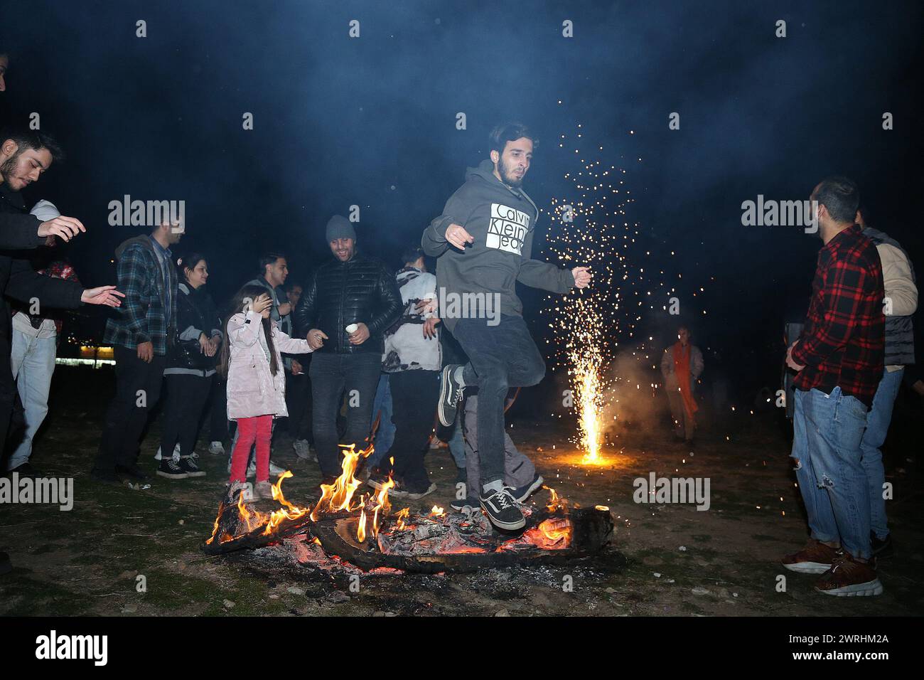 Teheran, Iran. 13 marzo 2024. Un uomo salta sopra un falò durante la celebrazione del tradizionale Festival del fuoco a Teheran, Iran, 13 marzo 2024. Il festival è osservato dagli iraniani alla vigilia dell'ultimo mercoledì prima di Nowruz, il capodanno iraniano. Crediti: Shadati/Xinhua/Alamy Live News Foto Stock