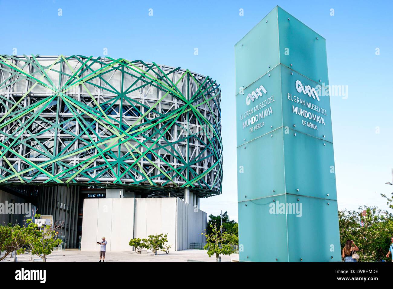 Merida Mexico, zona industriale, Calle 60, Museo del mondo Maya di Merida Gran Museo del Mundo Maya, esterno, ingresso anteriore dell'edificio, cartelli stradali info Foto Stock